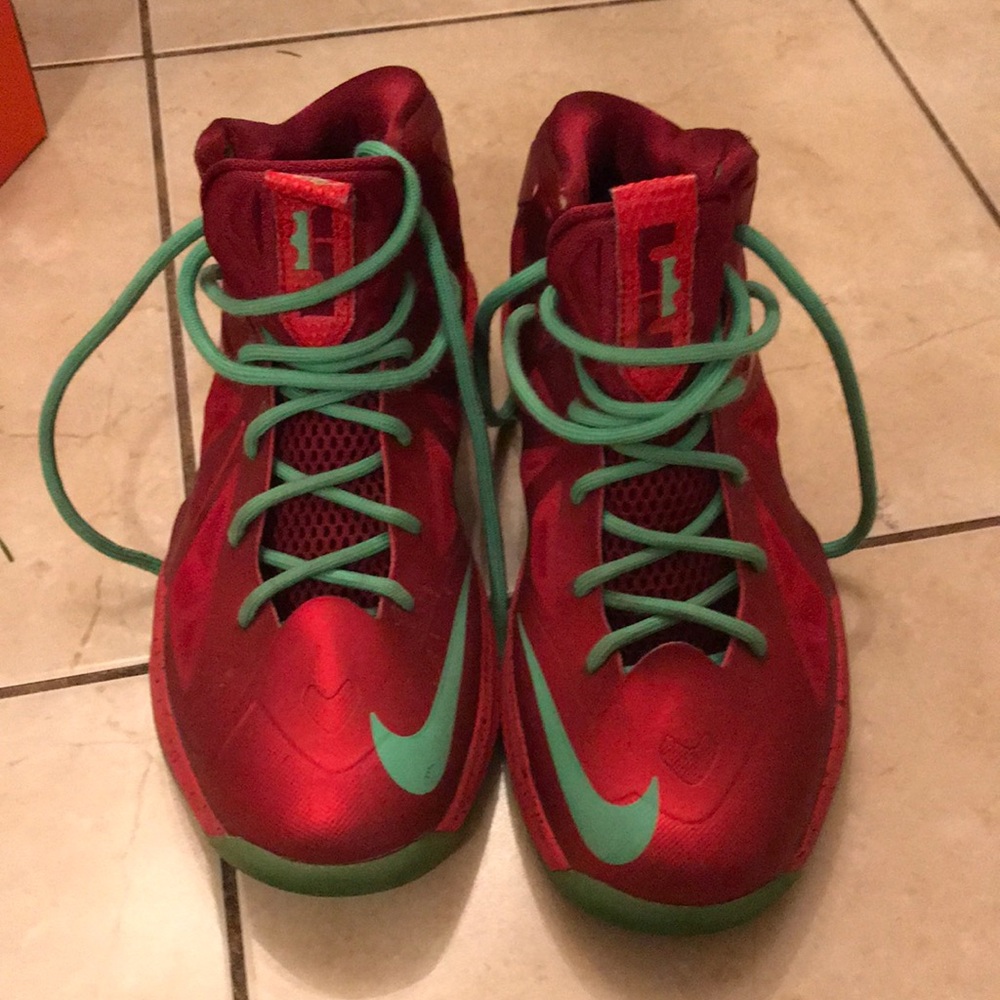 Nike lebron 10 Christmas size 5